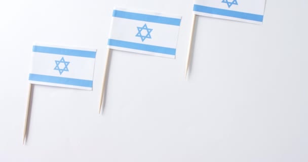 Close Van Drie Vlaggen Van Israël Liggend Witte Achtergrond Met — Stockvideo