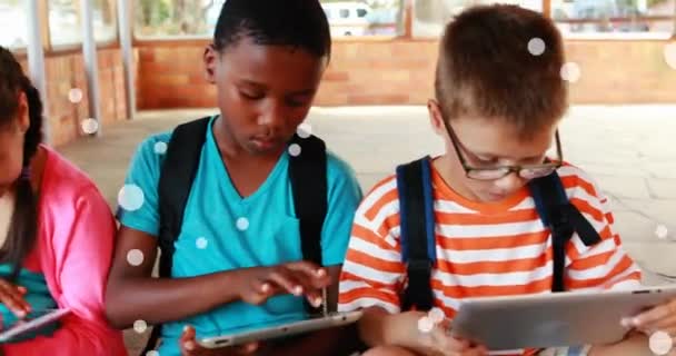 Animáció Lebegő Pontok Különböző Lányok Segítségével Digitális Tabletta Osztályteremben Iskolában — Stock videók