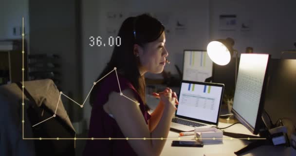 Animação Processamento Dados Financeiros Sobre Mulher Negócios Asiática Que Trabalha — Vídeo de Stock