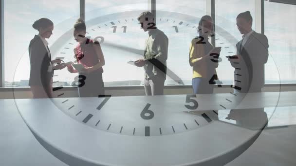 Animação Relógio Contra Empresários Usando Dispositivos Eletrônicos Escritório Tempo Horário — Vídeo de Stock