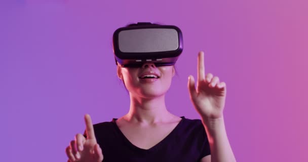 Щаслива Азіатська Жінка Використовуючи Гарнітуру Торкаючись Віртуального Екрану Фіолетовому Фоні — стокове відео