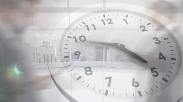 オフィスを歩いているビジネスマンの時間の経過に対して時計をカチカチアニメーション スケジュール ビジネスコンセプト — ストック動画