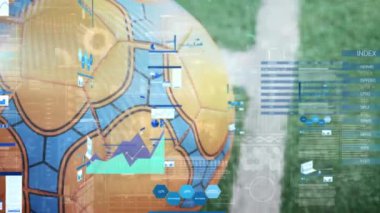 Çimlerin üzerindeki bir futbol topunun yakın plan üzerinde istatistiksel veri işleme sahip ekranların animasyonu. Spor ve teknoloji kavramı