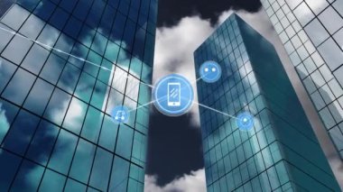 Modern ofis binaları üzerindeki simgelerle bağlantı ağının animasyonu. Küresel ağlar, işletmeler, finansmanlar, hesaplama ve veri işleme kavramı dijital olarak oluşturuldu.