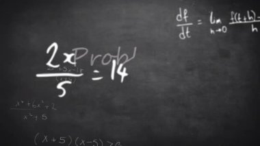 Sorunların çözümlerinin animasyonu ve siyah arkaplan üzerinde matematiksel veri işleme. Küresel eğitim, bilim, bilgisayar ve veri işleme kavramı dijital olarak oluşturulmuş video.