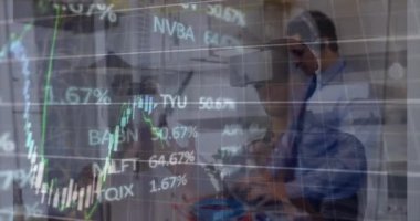 Grafiklerin animasyonu ve bilgisayar kullanan çeşitli adamlar, video kulaklık kullanan iş arkadaşları. Dijital bileşik, çoklu pozlama, borsa, rapor, iş ve teknoloji kavramı.