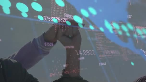 人が手を積み重ねる上での財務データ処理のアニメーション グローバルビジネス コンピューティング データ処理の概念デジタル生成ビデオ — ストック動画
