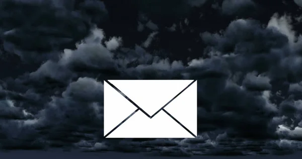Skład Ikony Koperty Mail Nad Chmurami Globalne Sieci Media Społecznościowe — Zdjęcie stockowe