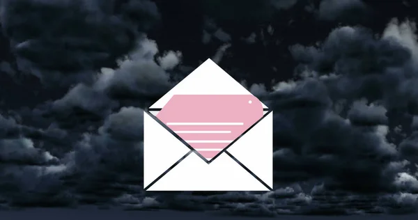 Skład Ikony Koperty Mail Nad Chmurami Globalne Sieci Media Społecznościowe — Zdjęcie stockowe