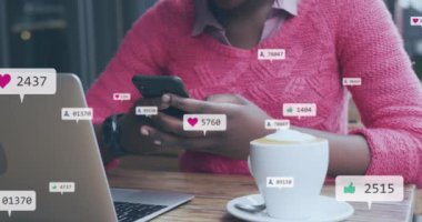 Akıllı telefon kullanan Afro-Amerikan kadınlarının sosyal medya simgeleri ve numaraları. Dijital olarak oluşturulmuş küresel sosyal medya, hesaplama ve veri işleme kavramı.