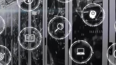 Bilgisayar sunucuları üzerindeki simgelerle bağlantıların canlandırılması. Küresel iş, finans, bulut hesaplama, dijital arayüz ve veri işleme kavramı dijital olarak oluşturulmuş video.