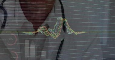 Hastanedeki gülümseyen Kafkas kıdemli erkek doktorun veri işleme animasyonu. Tıbbi sağlık ve iş verileri teknolojisi kavramı