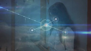 Ofiste gülümseyen Kafkas iş kadını üzerinden bağlantı ağının animasyonu. Küresel iş, finans, hesaplama ve veri işleme kavramı dijital olarak oluşturulmuş video.