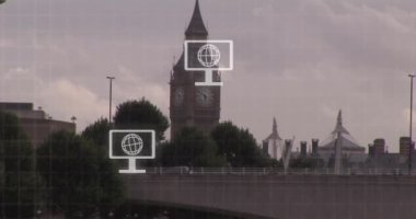 Şehir manzarası üzerinde küreleri olan ekran simgeleri ağının animasyonu. Küresel ağlar, işletmeler, finansmanlar, hesaplama ve veri işleme kavramı dijital olarak oluşturuldu.