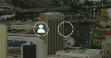 Şehir manzarası üzerindeki simgelerle ve ikili kodlamalarla bağlantı ağının animasyonu. Küresel ağlar, işletmeler, finansmanlar, hesaplama ve veri işleme kavramı dijital olarak oluşturuldu.