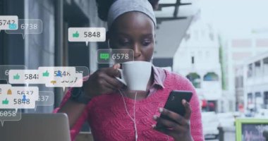 Akıllı telefon kullanan Afro-Amerikan kadınlarının sosyal medya simgeleri ve numaraları. Dijital olarak oluşturulmuş küresel sosyal medya, hesaplama ve veri işleme kavramı.