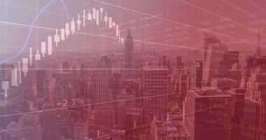 Şehir manzarası üzerinde veri işleme animasyonu. Küresel teknoloji, bilgisayar ve dijital arayüz kavramı dijital olarak oluşturulmuş video.