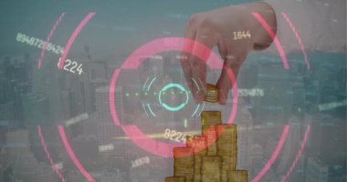 Şehir manzarası üzerinde veri işleme ve el ele tutuşmanın animasyonu. Küresel teknoloji, bilgisayar ve dijital arayüz kavramı dijital olarak oluşturulmuş video.