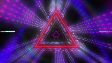 Neon üçgenlerin ve parlayan ışık yollarının animasyonu. Dijital video oyunu, dijital arayüz ve veri işleme kavramı dijital olarak oluşturuldu.