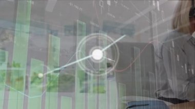 Beyaz iş kadınının ofisindeki ikonlarla olan bağlantılarının animasyonu. Dijital olarak oluşturulmuş küresel bağlantılar, iş, finans, bilgisayar ve veri işleme kavramı.