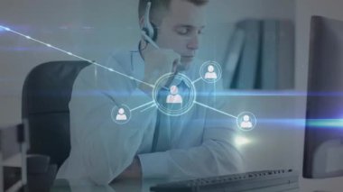 Beyaz iş adamının ofisindeki simgelerle olan bağlantıların animasyonu. Dijital olarak oluşturulmuş küresel bağlantılar, iş, finans, bilgisayar ve veri işleme kavramı.