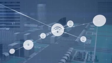 Bilgisayar devre kartı üzerinden simgeler ve veri işleme ile bağlantı ağının animasyonu. Dijital olarak oluşturulmuş küresel bağlantılar, teknoloji ve dijital arayüz kavramı.