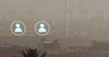 Şehir manzarası üzerindeki simgelerle ve ikili kodlamalarla bağlantı ağının animasyonu. Küresel ağlar, işletmeler, finansmanlar, hesaplama ve veri işleme kavramı dijital olarak oluşturuldu.