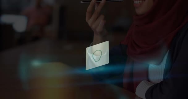 Animáció Hálózat Digitális Ikonok Felett Biracial Hidzsáb Beszél Okostelefonon Irodában — Stock videók
