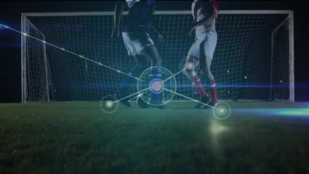Animacja Sieci Połączeń Ikonami Nad Różnymi Piłkarzami Kopiącymi Piłkę Boisku — Wideo stockowe