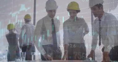 Ofiste kask takan çeşitli iş adamlarının finansal veri işleme animasyonları. Küresel iş, finans ve dijital arayüz kavramı dijital olarak oluşturulmuş video.