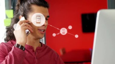Beyaz adamın akıllı telefondan ikonlarla olan bağlantıları üzerinden konuşma animasyonu. Küresel iş ve dijital arayüz kavramı dijital olarak oluşturulmuş video.