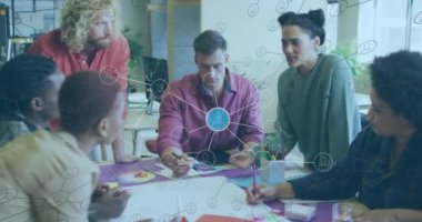 Ofiste çalışan çeşitli iş adamlarının veri işleme ağı animasyonu. Küresel iş, finans, hesaplama ve veri işleme kavramı dijital olarak oluşturulmuş video.