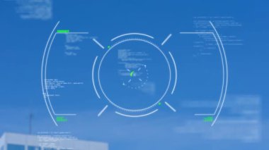 Şehir manzarası üzerinde kapsam ve veri işleme animasyonu. Küresel iş, finans, hesaplama ve veri işleme kavramı dijital olarak oluşturulmuş video.