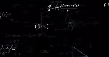 Matematiksel denklemlerin siyah arkaplan üzerindeki animasyonu. Küresel iş ve dijital arayüz kavramı dijital olarak oluşturulmuş video.