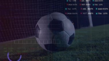 Stadyumdaki futbolcuların topa vurması üzerine finansal veri işleme animasyonu. Küresel spor, finans ve dijital arayüz kavramı dijital olarak oluşturulmuş video.