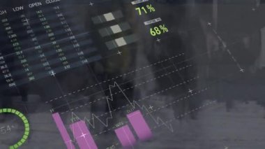 Şehir caddesinde yürüyen insanlarla ilgili finansal veri işleme animasyonu. Küresel iş, finans, hesaplama ve veri işleme kavramı dijital olarak oluşturulmuş video.