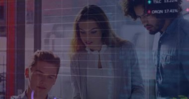 Ticaret kurullarının animasyonu, ofiste raporları tartışan çeşitli iş arkadaşlarının grafikleri. Dijital bileşik, çoklu pozlama, borsa, planlama, iş, takım çalışması, teknoloji kavramı.
