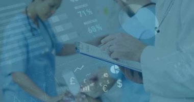 Hastanedeki beyaz erkek doktor raporlarını okurken dijital simgelerin ve veri işlemenin animasyonu. Tıbbi sağlık ve iş teknolojisi kavramı