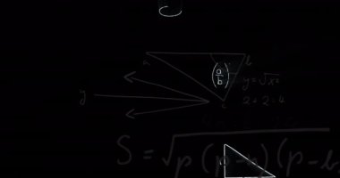 Matematiksel denklemlerin siyah arkaplan üzerindeki animasyonu. Küresel iş ve dijital arayüz kavramı dijital olarak oluşturulmuş video.