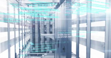 Bilgisayar sunucuları üzerinden veri işleme animasyonu. Küresel iş, bilgisayar, veri işleme ve bağlantılar konsepti dijital olarak oluşturulmuş video.