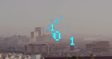 Şehir manzarası üzerinde ikili kodlama veri işleme animasyonu. Küresel iş, finans, hesaplama, veri işleme ve bağlantılar konsepti dijital olarak oluşturulmuş video.