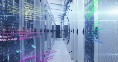 Bilgisayar sunucuları üzerinden veri işleme animasyonu. Küresel iş, bilgisayar, veri işleme ve bağlantılar konsepti dijital olarak oluşturulmuş video.