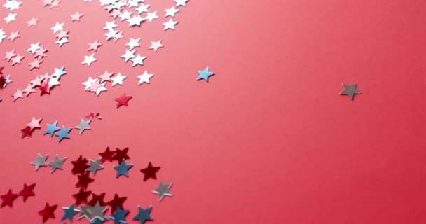 コピースペースの赤い背景に横たわっている赤と青の星 アメリカの愛国心 独立記念日 — ストック動画