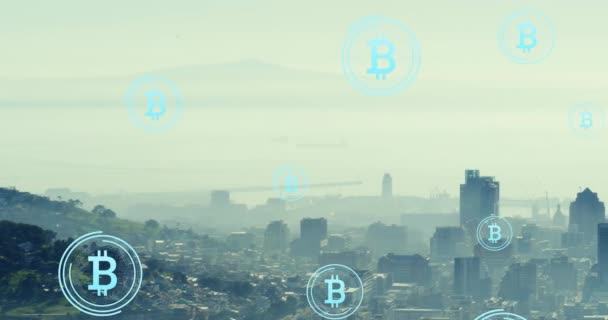 Animace Ikon Bitcoinů Vznášejících Nad Vzdušným Pohledem Město Proti Zatažené — Stock video