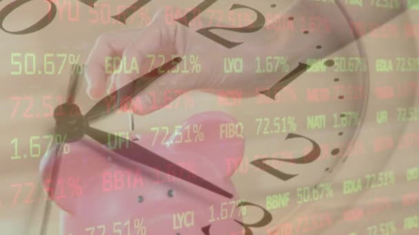 Animace Údajů Akciovém Trhu Hodiny Nad Rukou Bělošky Vkládající Mince — Stock video