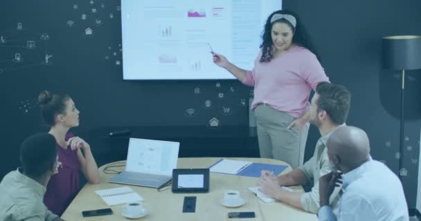 사무실에서 일하는 사업가들을 대상으로 데이터 처리를 화이트 애니메이션 글로벌 비즈니스 — 비디오