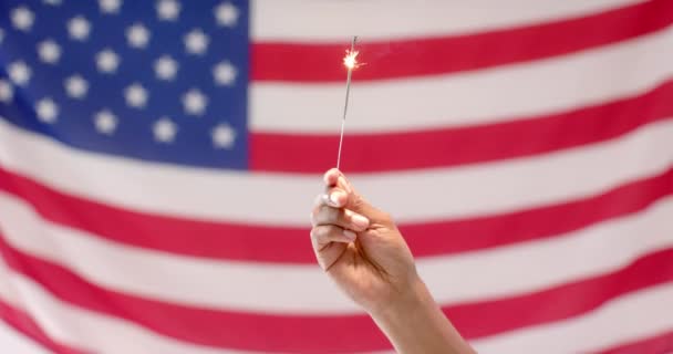 Detailní Záběr Ruky Drží Jiskru Vlajkou Usa Pozadí Americký Patriotismus — Stock video