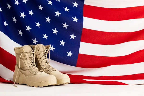 ウサの旗の上にベージュの労働者のブーツのペア アメリカの愛国心の概念 — ストック写真
