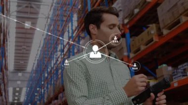 Kafkas işadamlarının depoda çalıştığı ikonlarla olan bağlantılarının animasyonu. Dijital olarak oluşturulmuş küresel bağlantılar, dağıtım ve gönderme konsepti.