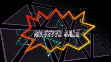 Siyah arkaplana karşı üçgen üzerinden konuşma baloncuğunda devasa satış metninin animasyonu. Dijital olarak üretilen hologram, illüstrasyon, indirim, reklam, şekil ve soyut kavram.